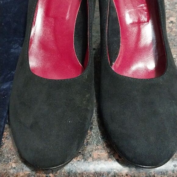 Taryn Rose Black Suade Heels..EUC...SIZE 8 1/2. - Picture 4 of 8